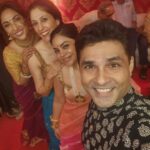 Sumona Chakravarti Instagram - Day 4 Shubho Navami 🌼 #durgapuja #DuggaDugga #indianfestival #bongtoberfest #beingbangali #indianhandlooms #sareelove #dhakaijamdani #ladyinred North Bombay Durga Puja