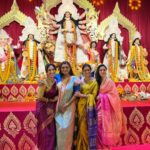 Sumona Chakravarti Instagram - Day 4 Shubho Navami 🌼 #durgapuja #DuggaDugga #indianfestival #bongtoberfest #beingbangali #indianhandlooms #sareelove #dhakaijamdani #ladyinred North Bombay Durga Puja