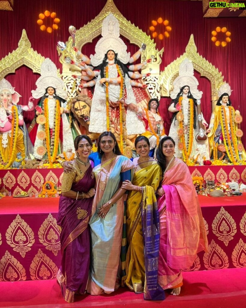 Sumona Chakravarti Instagram - Day 4 Shubho Navami 🌼 #durgapuja #DuggaDugga #indianfestival #bongtoberfest #beingbangali #indianhandlooms #sareelove #dhakaijamdani #ladyinred North Bombay Durga Puja