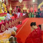 Sumona Chakravarti Instagram - Day 3 Maha Ashtami 🌺 @curiocottagejewelry #durgapuja #DuggaDugga #indianfestival #bongtoberfest #beingbangali #indianhandlooms #sareelove #dhakaijamdani #ladyinred #dhunuchinaach North Bombay Durga Puja