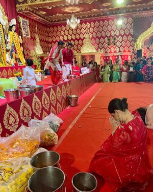 Sumona Chakravarti Instagram - Day 3 Maha Ashtami 🌺

@curiocottagejewelry 
#durgapuja #DuggaDugga #indianfestival #bongtoberfest #beingbangali #indianhandlooms #sareelove #dhakaijamdani #ladyinred #dhunuchinaach