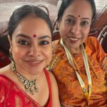 Sumona Chakravarti Instagram - Day 3 Maha Ashtami 🌺 @curiocottagejewelry #durgapuja #DuggaDugga #indianfestival #bongtoberfest #beingbangali #indianhandlooms #sareelove #dhakaijamdani #ladyinred #dhunuchinaach North Bombay Durga Puja