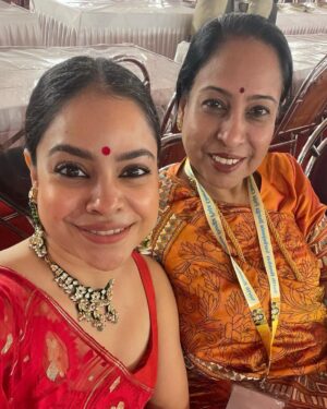 Sumona Chakravarti Instagram - Day 3 Maha Ashtami 🌺

@curiocottagejewelry 
#durgapuja #DuggaDugga #indianfestival #bongtoberfest #beingbangali #indianhandlooms #sareelove #dhakaijamdani #ladyinred #dhunuchinaach