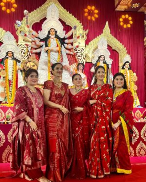 Sumona Chakravarti Instagram - Day 3 Maha Ashtami 🌺

@curiocottagejewelry 
#durgapuja #DuggaDugga #indianfestival #bongtoberfest #beingbangali #indianhandlooms #sareelove #dhakaijamdani #ladyinred #dhunuchinaach