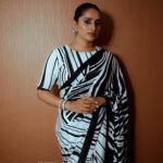 Surabhi Lakshmi Instagram - "Dressed in shades of sophistication. Black, white, and always right. ⚫⚪ #MonochromeMood" Clicks :@ash_fotographs Styling: @rashmimuraleedharan Hair&makeup: @amal_ajithkumar Saree: @silk_mandir Jewellery: @pureallure.in Blouse: @celebrate_clothes_n_crafts