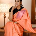 Surabhi Lakshmi Instagram - വിചനസുരഭിവാടികളിൽ അകലെ എവിടെ പോയ്‌ നീ 🧿💜🖤 Stylist: @rashmimuraleedharan Hair&makeup: @amal_ajithkumar Saree: @roukabysreejithjeevan videography: @dulkifil_photography #SareeElegance #SunshineSaree #orangesaree #remyanambeesan #remyanambeesansongs #vijanasurabhi #vijanasurabheevaadikalil #saree #sareelove #malayalamactress