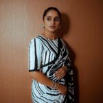 Surabhi Lakshmi Instagram – “Dressed in shades of sophistication. Black, white, and always right. ⚫⚪ #MonochromeMood”

Clicks :@ash_fotographs
Styling: @rashmimuraleedharan 
Hair&makeup: @amal_ajithkumar 
Saree: @silk_mandir 
Jewellery: @pureallure.in
Blouse: @celebrate_clothes_n_crafts