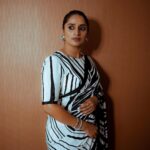 Surabhi Lakshmi Instagram - "Dressed in shades of sophistication. Black, white, and always right. ⚫⚪ #MonochromeMood" Clicks :@ash_fotographs Styling: @rashmimuraleedharan Hair&makeup: @amal_ajithkumar Saree: @silk_mandir Jewellery: @pureallure.in Blouse: @celebrate_clothes_n_crafts