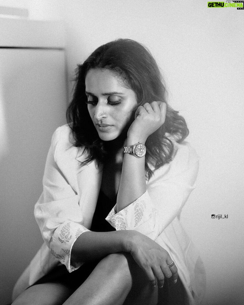 Surabhi Lakshmi Instagram - Coz sometimes life is black & white! Stylist : @styledby_mk_ @mehaka_kalarikkal Photography : @rijil_kl Makeup : @sreegeshvasan_makeupartist Costume : @__eva_97__