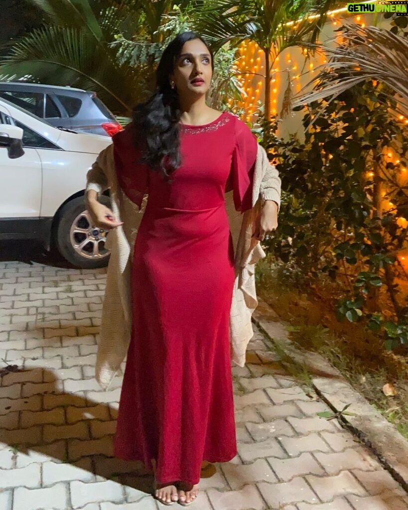 Surabhi Santosh Instagram - In the mandatory red outfit and here to wish you all♥ May the Christmas cheer fill your hearts with hope and happiness!!! Merry Christmas to all ✨🎄
