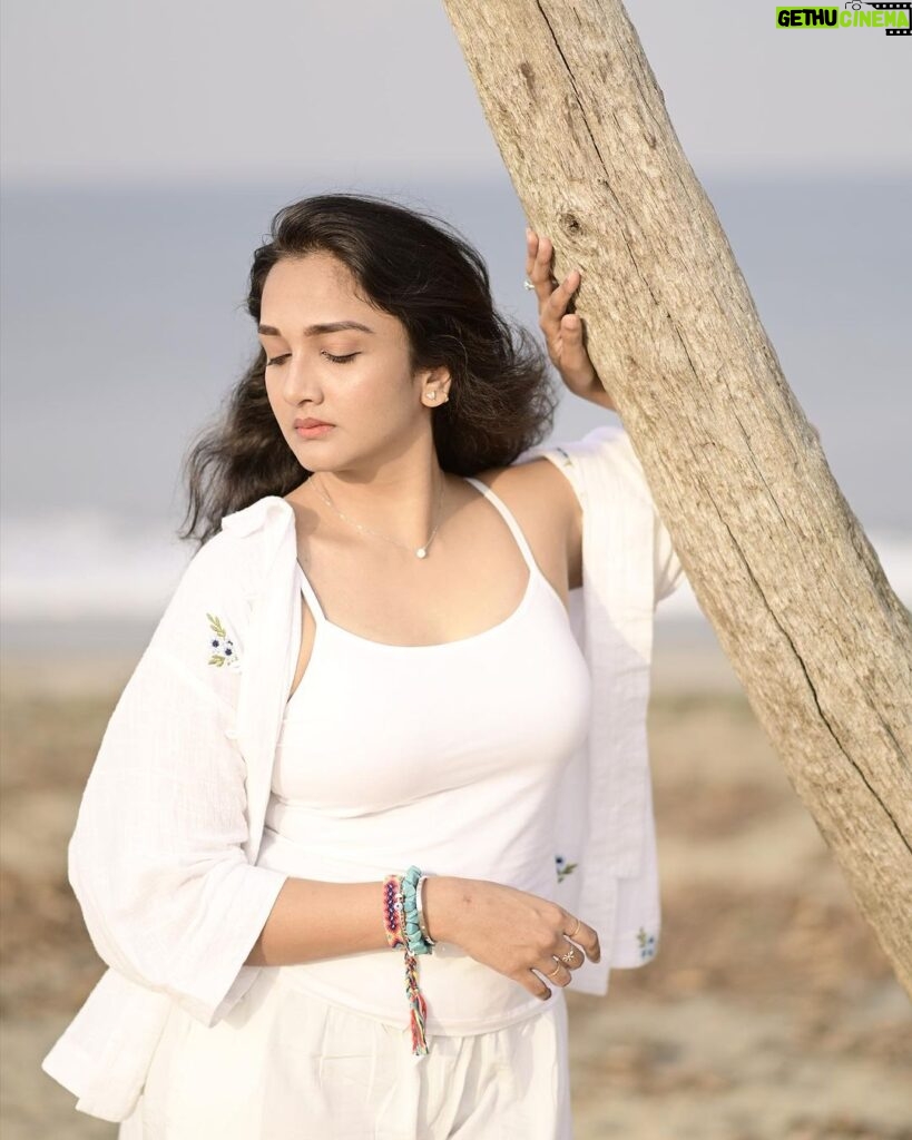 Surabhi Santosh Instagram - Isn’t it ironic?🤍 Photographer- @anandu._ps Jewellery - @labeldesiromance Styling- @kavithasantosh29 #Beachshoot #vypinbeach #sunandsand #seashells #happyvaishu #trends #2023