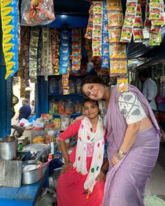 Swastika Mukherjee Instagram - কি দারুন মেয়েটা। কসবা বাজারে ওর চায়ের দোকান। অপূর্ব চা বানায়, আমার favourite সব বিস্কুট ছিল, ভাঁড়ে চা খেলাম কতদিন পর। অনেক খন ছিলাম ওর দোকানে, shooting চলছিল, তাই ভাবলাম ওখানেই বসে একটু গপ্পো করি। She didn’t want to click photos with me, I did. ওর নাম দুর্গা ❤️ ওর মতন করে বাড়ি-বাইরে সামলে কত সহস্র দুর্গা রা আমাদের আসে পাশেই আছে, আমরা দেখতে পাইনা। If you happen to be in #kasba market do visit her tea stall and tell her she matters ! Kasba Market