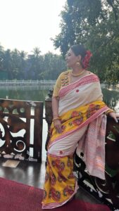 Swastika Mukherjee Instagram - পুজো পুজো আমেজ টা যতদিন ধরে রাখা শীত আর কি ❤️🌺 we spent a memorable #saptami together. On the menu was pandal hopping, super gorgeous lunch and laughs… আসছে বছর আবার হবে । @totaroychoudhury @sohinisarkar01 I love you too 😘