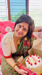 Swastika Mukherjee Instagram - Thank you truck loads @soumitascakeshop for sending so much love on my birthday. Thank you @abhisek.chakraborty.1985 for introducing me to her ❤️ Ek pet bhorti white forest cream er bhalobasha tule rakhlam agami din gulor jonyo. Take love 🥰