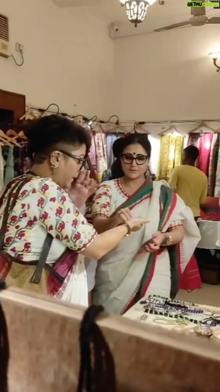 Swastika Mukherjee Instagram - Thank you, @bhramori.roy ❤️ Posted @withregram • @bhramori.roy Happy Birthday Queen ❤️🌼🎉 @swastikamukherjee13 Amongst so many crazy pictures, uploaded few sober ones from one of our last exhibition! ✨ #jinisjewellery #exhibition #kolkata #lovelivewithbhramori #handmadejewelry #handmadewithlove