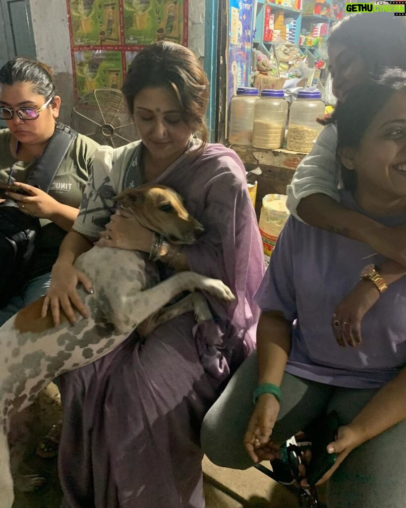 Swastika Mukherjee Instagram - Met these 2 loveliest souls while shooting at Kasba Bajaar. First one is BHOLA, kheye kheye motu hoye geche and is extremely loved by the people there. The second one is ADURI. Jotokhon chhilam gaye uthe chete ador kore gelo. They always have so much love to give 💕 One just needs to pat them a little bit. And I have done some teeth inspections as well. They are healthy and hearty. Kasba Fish Market