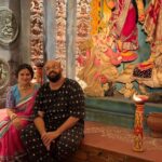 Swastika Mukherjee Instagram – Ahiritola Jubak Brinda ❤️🌺
My favourite stylist/designer @rabhisek এর ওপর ছিল মায়ের পোষাক, গয়না, সাজুগুজুর ভার and how beautifully he has executed it. 
Ki mauja holo shedin, amra shobai miley Thakur dekhte gelam 💃🏽💃🏽

Saree is pujo gift by @bukunchorai 💕 
Belauj is from none other than @parama_g 🩵

#panchami #special #pujo2023