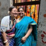 Swastika Mukherjee Instagram - মেয়ে আমার কত কত বছর পর পুজোর সময়ে আমার কাছে 🌺❤️ মা দুগগা মেয়েদের নিয়ে আসেন, আমিও যেখানে পারি আমার টাকে নিয়েই যাই। ১০০ টা ছবি তো তুলতেই হবে। I owe all my smiles to the one and only @anwesha24 She is therefore I am. . and darling @parama had kept this blouse under a truck full of blouses and forgotten about it, well I found it from under a gold mine and now it’s mine 🤣