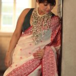 Swastika Mukherjee Instagram - An ode to mothers, their Tant, their sleeveless blouses and how the present generation would love to interpret the drapes. Most of us have witnessed our moms wearing sleeveless blouses with elan - irrespective of the width of their upper arms. I have hardly seen any woman belonging to earlier generation bother about whether they would look broad or fat. Women with broader shoulders and arms would sport sleeveless blouses without blinking an eyelid. We have stepped into a more modern era with kilos of baggages regarding our body image. This series is an ode to “free” - freedom from what people think of you when you wear a certain something. In frame: @swastikamukherjee13 in her Mother’s Baluchari motifs woven on Tant recreated. Styled by @rishabhad Managed by @lipstickler Video: @reels_wala_bhaiya_ji Make up: @prosenjit4867 Hair: @mallicknita.bigbi Kolkata