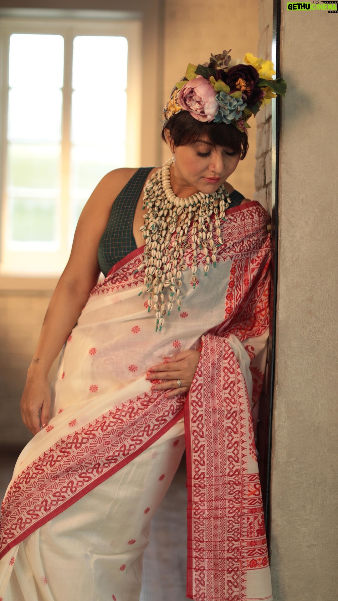 Swastika Mukherjee Instagram - An ode to mothers, their Tant, their sleeveless blouses and how the present generation would love to interpret the drapes. Most of us have witnessed our moms wearing sleeveless blouses with elan - irrespective of the width of their upper arms. I have hardly seen any woman belonging to earlier generation bother about whether they would look broad or fat. Women with broader shoulders and arms would sport sleeveless blouses without blinking an eyelid. We have stepped into a more modern era with kilos of baggages regarding our body image. This series is an ode to “free” - freedom from what people think of you when you wear a certain something. In frame: @swastikamukherjee13 in her Mother’s Baluchari motifs woven on Tant recreated. Styled by @rishabhad Managed by @lipstickler Video: @reels_wala_bhaiya_ji Make up: @prosenjit4867 Hair: @mallicknita.bigbi Kolkata