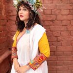 Swastika Mukherjee Instagram - Recreating one of Mashi’s saree borders on a dhuti - simple white as the Sarat Ritu clouds and a thin paar with Aam Kolka and Flowers. Dhuti in the length of a saree so that it can be worn as both. @swastikamukherjee13 looks straight out of a Greek fantasy world in our blouse and her mother’s saree recreated in Tant. Styled by @rishabhad Managed by @lipstickler Photographer: @upaharbiswas Make up: @prosenjit4867 Hair : @mallicknita.bigbi Location : Courtesy @ranit.maiti Kolkata