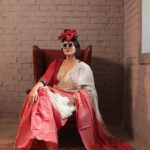 Swastika Mukherjee Instagram - Second in the series of “Maayer Sharee” is Tant Benarasi. The original saree belonged to @swastikamukherjee13 ‘s mom - it was a “half and half” sharee, something that was very popular back in the day. The whole saree has woven zaari on Tant - the upper half floral and geometric patterns and lower half has red with horizontal floral stripes running along the length. It reminds us of everything glam, gold and gorgeous. Paired with a South Cotton Parama blouse 🌺❤️ Video by @reels_wala_bhaiya_ji Swastika managed by @lipstickler Still photographs: @upaharbiswas Styled by @rishabhad Make up: @prosenjit4867 Hair : @mallicknita.bigbi Venue: Niavara Kolkata