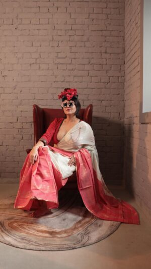 Swastika Mukherjee Instagram - Second in the series of “Maayer Sharee” is Tant Benarasi. The original saree belonged to @swastikamukherjee13 ‘s mom - it was a “half and half” sharee, something that was very popular back in the day. The whole saree has woven zaari on Tant - the upper half floral and geometric patterns and lower half has red with horizontal floral stripes running along the length. It reminds us of everything glam, gold and gorgeous. Paired with a South Cotton Parama blouse 🌺❤️
Video by @reels_wala_bhaiya_ji 
Swastika managed by @lipstickler 
Still photographs: @upaharbiswas 
Styled by @rishabhad 
Make up: @prosenjit4867 
Hair : @mallicknita.bigbi 
Venue: Niavara