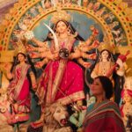 Swastika Mukherjee Instagram – Ahiritola Jubak Brinda ❤️🌺
My favourite stylist/designer @rabhisek এর ওপর ছিল মায়ের পোষাক, গয়না, সাজুগুজুর ভার and how beautifully he has executed it. 
Ki mauja holo shedin, amra shobai miley Thakur dekhte gelam 💃🏽💃🏽

Saree is pujo gift by @bukunchorai 💕 
Belauj is from none other than @parama_g 🩵

#panchami #special #pujo2023