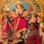 Swastika Mukherjee Instagram – Ahiritola Jubak Brinda ❤️🌺
My favourite stylist/designer @rabhisek এর ওপর ছিল মায়ের পোষাক, গয়না, সাজুগুজুর ভার and how beautifully he has executed it. 
Ki mauja holo shedin, amra shobai miley Thakur dekhte gelam 💃🏽💃🏽

Saree is pujo gift by @bukunchorai 💕 
Belauj is from none other than @parama_g 🩵

#panchami #special #pujo2023