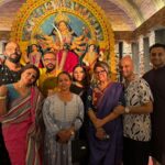 Swastika Mukherjee Instagram – Ahiritola Jubak Brinda ❤️🌺
My favourite stylist/designer @rabhisek এর ওপর ছিল মায়ের পোষাক, গয়না, সাজুগুজুর ভার and how beautifully he has executed it. 
Ki mauja holo shedin, amra shobai miley Thakur dekhte gelam 💃🏽💃🏽

Saree is pujo gift by @bukunchorai 💕 
Belauj is from none other than @parama_g 🩵

#panchami #special #pujo2023