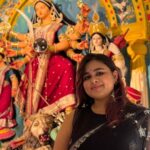 Swastika Mukherjee Instagram – Ahiritola Jubak Brinda ❤️🌺
My favourite stylist/designer @rabhisek এর ওপর ছিল মায়ের পোষাক, গয়না, সাজুগুজুর ভার and how beautifully he has executed it. 
Ki mauja holo shedin, amra shobai miley Thakur dekhte gelam 💃🏽💃🏽

Saree is pujo gift by @bukunchorai 💕 
Belauj is from none other than @parama_g 🩵

#panchami #special #pujo2023