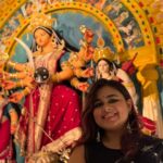 Swastika Mukherjee Instagram – Ahiritola Jubak Brinda ❤️🌺
My favourite stylist/designer @rabhisek এর ওপর ছিল মায়ের পোষাক, গয়না, সাজুগুজুর ভার and how beautifully he has executed it. 
Ki mauja holo shedin, amra shobai miley Thakur dekhte gelam 💃🏽💃🏽

Saree is pujo gift by @bukunchorai 💕 
Belauj is from none other than @parama_g 🩵

#panchami #special #pujo2023