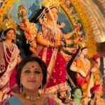 Swastika Mukherjee Instagram – Ahiritola Jubak Brinda ❤️🌺
My favourite stylist/designer @rabhisek এর ওপর ছিল মায়ের পোষাক, গয়না, সাজুগুজুর ভার and how beautifully he has executed it. 
Ki mauja holo shedin, amra shobai miley Thakur dekhte gelam 💃🏽💃🏽

Saree is pujo gift by @bukunchorai 💕 
Belauj is from none other than @parama_g 🩵

#panchami #special #pujo2023