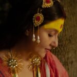 Swastika Mukherjee Instagram - বিজয়া… শেষ বিকেলের আলোয় যখন চলে যাওয়ার পালা, কনে আঙুলে ছোট্ট কামড় আর থুতু ছিটিয়ে বিড়বিড় করে বলা “যাওন নাই, আসো গিয়া”… অনেক দূর যাওয়ার আছে রাস্তায় থাক একটু অন্ন, হাওয়া ও আশ্রয়। ওপারে সোনালী আলোয়, স্রোতে বয়ে যায় নৌকা এ পাড়ে মেয়ে তখন ঊমা সাজে বসে… Make up @prosenjit4867 Styling by @rishabhad Brand @parama_g Debi @swastikamukherjee13 Managed by @lipstickler