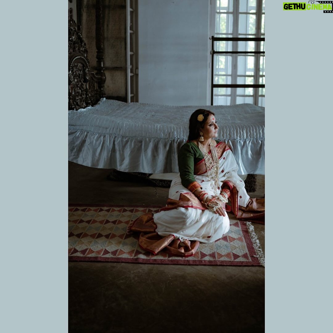 Swastika Mukherjee Instagram - মহানবমী… নবমী অনেকটা বাবাদের মতো ! একটু বিষাদ যেন লেগেই থাকে পিঠের কাছে! একটু গম্ভীর ও চিন্তিত… আমাদের যেমন মায়ের শাড়ি আছে তেমন বাবার বিষন্নতাও তো আছে! নগরে ঢাকের বোলের স্বর পরিবর্তন হয়, চড়ে এক ক্লাইম্যাক্সের দিকে কিন্তু সেখানে অনন্ত বিষন্নতার চাদর বিছানো, আমাদের মন খারাপের কোণ। বাইরে আগামী বিষন্নতার আভাস, আমাদের তখন গোলাপ কাঁটায় পাক খায় সব হারানোর কথা। নবমী মায়ের শাড়িতে বাবাদের বিষন্নতা বুনে দেয়… Brand @parama_g Make up @prosenjit4867 Managed by @lipstickler Styled by @rishabhad Cinematography @reels_wala_bhaiya_ji Debi @swastikamukherjee13