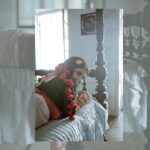 Swastika Mukherjee Instagram - মহানবমী… নবমী অনেকটা বাবাদের মতো ! একটু বিষাদ যেন লেগেই থাকে পিঠের কাছে! একটু গম্ভীর ও চিন্তিত… আমাদের যেমন মায়ের শাড়ি আছে তেমন বাবার বিষন্নতাও তো আছে! নগরে ঢাকের বোলের স্বর পরিবর্তন হয়, চড়ে এক ক্লাইম্যাক্সের দিকে কিন্তু সেখানে অনন্ত বিষন্নতার চাদর বিছানো, আমাদের মন খারাপের কোণ। বাইরে আগামী বিষন্নতার আভাস, আমাদের তখন গোলাপ কাঁটায় পাক খায় সব হারানোর কথা। নবমী মায়ের শাড়িতে বাবাদের বিষন্নতা বুনে দেয়… Brand @parama_g Make up @prosenjit4867 Managed by @lipstickler Styled by @rishabhad Cinematography @reels_wala_bhaiya_ji Debi @swastikamukherjee13