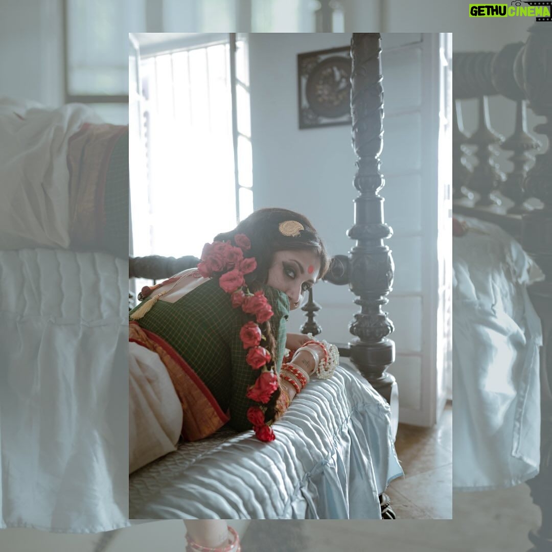 Swastika Mukherjee Instagram - মহানবমী… নবমী অনেকটা বাবাদের মতো ! একটু বিষাদ যেন লেগেই থাকে পিঠের কাছে! একটু গম্ভীর ও চিন্তিত… আমাদের যেমন মায়ের শাড়ি আছে তেমন বাবার বিষন্নতাও তো আছে! নগরে ঢাকের বোলের স্বর পরিবর্তন হয়, চড়ে এক ক্লাইম্যাক্সের দিকে কিন্তু সেখানে অনন্ত বিষন্নতার চাদর বিছানো, আমাদের মন খারাপের কোণ। বাইরে আগামী বিষন্নতার আভাস, আমাদের তখন গোলাপ কাঁটায় পাক খায় সব হারানোর কথা। নবমী মায়ের শাড়িতে বাবাদের বিষন্নতা বুনে দেয়… Brand @parama_g Make up @prosenjit4867 Managed by @lipstickler Styled by @rishabhad Cinematography @reels_wala_bhaiya_ji Debi @swastikamukherjee13
