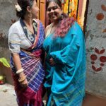 Swastika Mukherjee Instagram - মেয়ে আমার কত কত বছর পর পুজোর সময়ে আমার কাছে 🌺❤️ মা দুগগা মেয়েদের নিয়ে আসেন, আমিও যেখানে পারি আমার টাকে নিয়েই যাই। ১০০ টা ছবি তো তুলতেই হবে। I owe all my smiles to the one and only @anwesha24 She is therefore I am. . and darling @parama had kept this blouse under a truck full of blouses and forgotten about it, well I found it from under a gold mine and now it’s mine 🤣