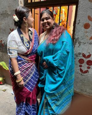 Swastika Mukherjee Instagram - মেয়ে আমার কত কত বছর পর পুজোর সময়ে আমার কাছে 🌺❤️
মা দুগগা মেয়েদের নিয়ে আসেন, আমিও যেখানে পারি আমার টাকে নিয়েই যাই। 
১০০ টা ছবি তো তুলতেই হবে। 
I owe all my smiles to the one and only @anwesha24 She is therefore I am. 
.
and darling @parama had kept this blouse under a truck full of blouses and forgotten about it, well I found it from under a gold mine and now it’s mine 🤣