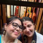 Swastika Mukherjee Instagram - মেয়ে আমার কত কত বছর পর পুজোর সময়ে আমার কাছে 🌺❤️ মা দুগগা মেয়েদের নিয়ে আসেন, আমিও যেখানে পারি আমার টাকে নিয়েই যাই। ১০০ টা ছবি তো তুলতেই হবে। I owe all my smiles to the one and only @anwesha24 She is therefore I am. . and darling @parama had kept this blouse under a truck full of blouses and forgotten about it, well I found it from under a gold mine and now it’s mine 🤣