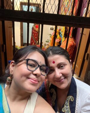 Swastika Mukherjee Instagram - মেয়ে আমার কত কত বছর পর পুজোর সময়ে আমার কাছে 🌺❤️
মা দুগগা মেয়েদের নিয়ে আসেন, আমিও যেখানে পারি আমার টাকে নিয়েই যাই। 
১০০ টা ছবি তো তুলতেই হবে। 
I owe all my smiles to the one and only @anwesha24 She is therefore I am. 
.
and darling @parama had kept this blouse under a truck full of blouses and forgotten about it, well I found it from under a gold mine and now it’s mine 🤣