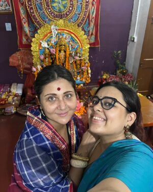 Swastika Mukherjee Instagram - মেয়ে আমার কত কত বছর পর পুজোর সময়ে আমার কাছে 🌺❤️
মা দুগগা মেয়েদের নিয়ে আসেন, আমিও যেখানে পারি আমার টাকে নিয়েই যাই। 
১০০ টা ছবি তো তুলতেই হবে। 
I owe all my smiles to the one and only @anwesha24 She is therefore I am. 
.
and darling @parama had kept this blouse under a truck full of blouses and forgotten about it, well I found it from under a gold mine and now it’s mine 🤣