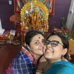 Swastika Mukherjee Instagram - মেয়ে আমার কত কত বছর পর পুজোর সময়ে আমার কাছে 🌺❤️ মা দুগগা মেয়েদের নিয়ে আসেন, আমিও যেখানে পারি আমার টাকে নিয়েই যাই। ১০০ টা ছবি তো তুলতেই হবে। I owe all my smiles to the one and only @anwesha24 She is therefore I am. . and darling @parama had kept this blouse under a truck full of blouses and forgotten about it, well I found it from under a gold mine and now it’s mine 🤣
