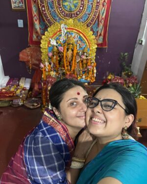 Swastika Mukherjee Instagram - মেয়ে আমার কত কত বছর পর পুজোর সময়ে আমার কাছে 🌺❤️
মা দুগগা মেয়েদের নিয়ে আসেন, আমিও যেখানে পারি আমার টাকে নিয়েই যাই। 
১০০ টা ছবি তো তুলতেই হবে। 
I owe all my smiles to the one and only @anwesha24 She is therefore I am. 
.
and darling @parama had kept this blouse under a truck full of blouses and forgotten about it, well I found it from under a gold mine and now it’s mine 🤣