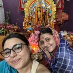Swastika Mukherjee Instagram - মেয়ে আমার কত কত বছর পর পুজোর সময়ে আমার কাছে 🌺❤️ মা দুগগা মেয়েদের নিয়ে আসেন, আমিও যেখানে পারি আমার টাকে নিয়েই যাই। ১০০ টা ছবি তো তুলতেই হবে। I owe all my smiles to the one and only @anwesha24 She is therefore I am. . and darling @parama had kept this blouse under a truck full of blouses and forgotten about it, well I found it from under a gold mine and now it’s mine 🤣