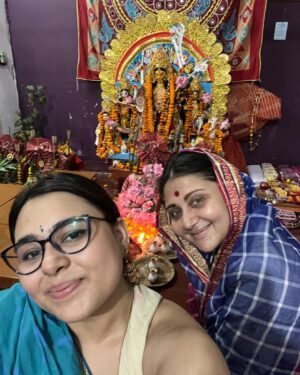 Swastika Mukherjee Instagram - মেয়ে আমার কত কত বছর পর পুজোর সময়ে আমার কাছে 🌺❤️
মা দুগগা মেয়েদের নিয়ে আসেন, আমিও যেখানে পারি আমার টাকে নিয়েই যাই। 
১০০ টা ছবি তো তুলতেই হবে। 
I owe all my smiles to the one and only @anwesha24 She is therefore I am. 
.
and darling @parama had kept this blouse under a truck full of blouses and forgotten about it, well I found it from under a gold mine and now it’s mine 🤣