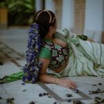 Swastika Mukherjee Instagram - নৈবেদ্য শিউলী ফুল, চোখ কানাকানি সকাল হাতে হাত ছুঁইয়ে দেওয়ার ফাঁকে মায়ের শাড়িতে দেবীরূপে আগমন মেয়ের। নীলকন্ঠ থেকে যায় প্রতি মণ্ডপের আনাচে কানাচে। নৈবেদ্য মায়ের পায়ে… Styling : @rishabhad Brand: @parama_g Make up @prosenjit4867 Swastika managed by @lipstickler And debi @swastikamukherjee13
