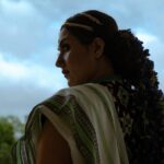 Swastika Mukherjee Instagram - নৈবেদ্য শিউলী ফুল, চোখ কানাকানি সকাল হাতে হাত ছুঁইয়ে দেওয়ার ফাঁকে মায়ের শাড়িতে দেবীরূপে আগমন মেয়ের। নীলকন্ঠ থেকে যায় প্রতি মণ্ডপের আনাচে কানাচে। নৈবেদ্য মায়ের পায়ে… Styling : @rishabhad Brand: @parama_g Make up @prosenjit4867 Swastika managed by @lipstickler And debi @swastikamukherjee13