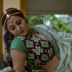 Swastika Mukherjee Instagram - নৈবেদ্য শিউলী ফুল, চোখ কানাকানি সকাল হাতে হাত ছুঁইয়ে দেওয়ার ফাঁকে মায়ের শাড়িতে দেবীরূপে আগমন মেয়ের। নীলকন্ঠ থেকে যায় প্রতি মণ্ডপের আনাচে কানাচে। নৈবেদ্য মায়ের পায়ে… Styling : @rishabhad Brand: @parama_g Make up @prosenjit4867 Swastika managed by @lipstickler And debi @swastikamukherjee13