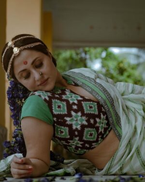 Swastika Mukherjee Instagram - নৈবেদ্য

শিউলী ফুল, চোখ কানাকানি সকাল হাতে হাত ছুঁইয়ে দেওয়ার ফাঁকে মায়ের শাড়িতে দেবীরূপে আগমন মেয়ের। নীলকন্ঠ থেকে যায় প্রতি মণ্ডপের আনাচে কানাচে। নৈবেদ্য মায়ের পায়ে…

Styling : @rishabhad 
Brand: @parama_g 
Make up @prosenjit4867 
Swastika managed by @lipstickler 
And debi @swastikamukherjee13